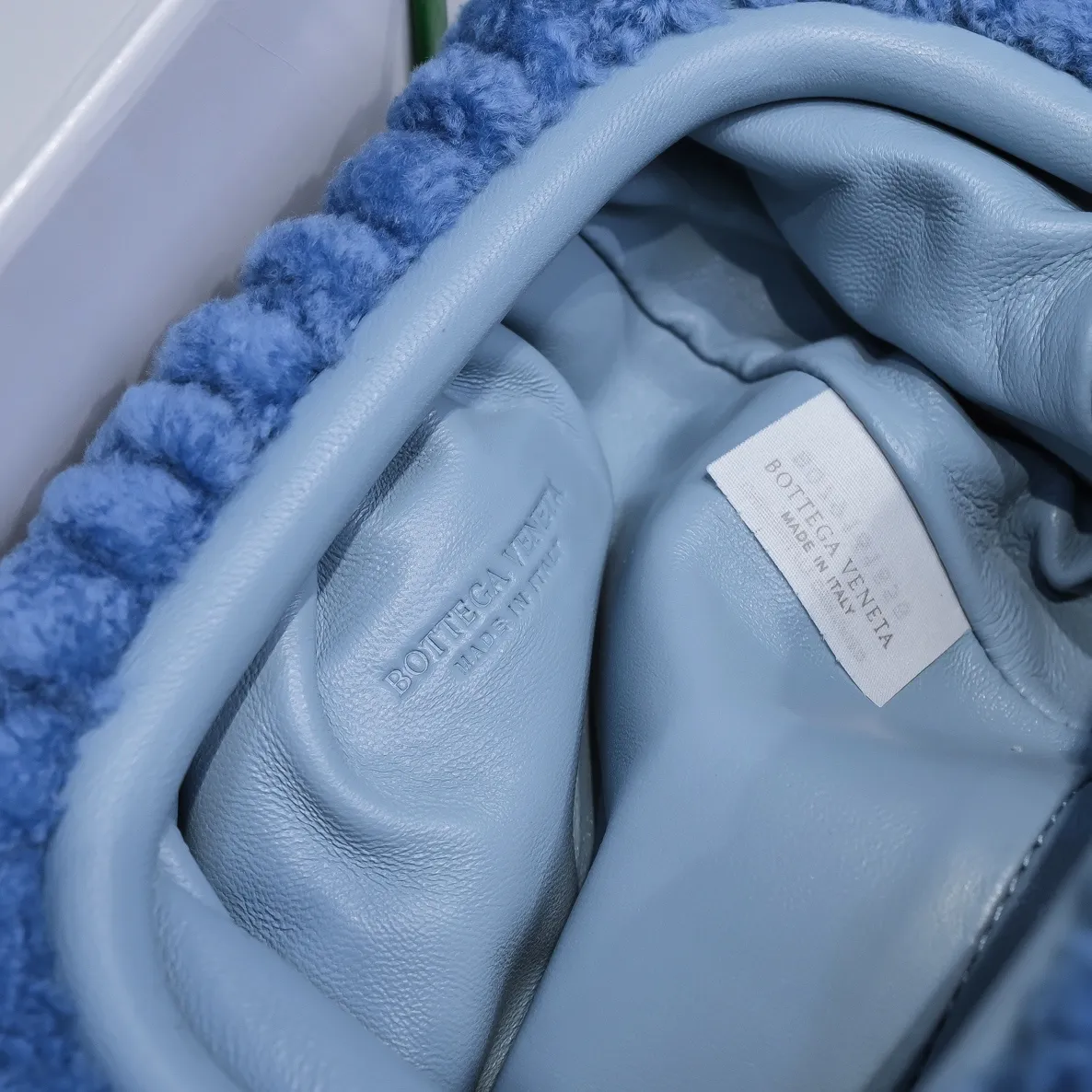 The small haze blue 🐱 BV pouch cloud bag is a fluffy version. It’s here, it’s here, it’s here with the fluff. You’ll know how cute it is when you see the real thing! The soft and fluffy feel is really great. Rua, this year’s furry style, I stand on bv! ! Whether it is a jodie cloud bag or a tote, not all curly teddy fur can be used to make goods. The curl size of the fur directly affects the similarity of the entire bag. Material: full fur and lambskin ➕ lambskin lining is much more expensive than full leather! Again, if you don’t want to develop ZP, of course you have to be willing to spend money ~ 22*13*5cm